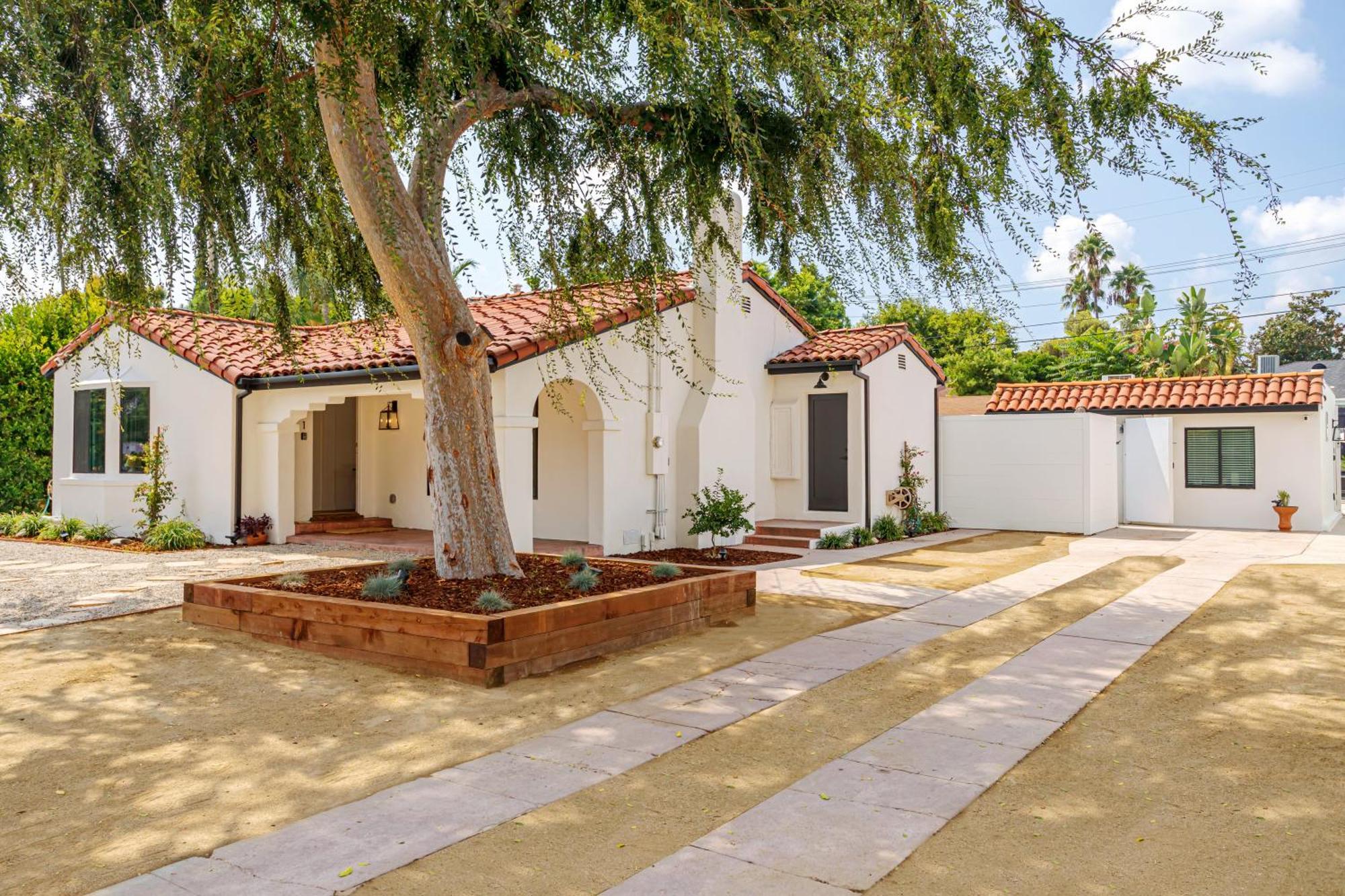 Designer 2 Bed Near Universal Sleeps 8 Hot Tub Holiday home Los Angeles