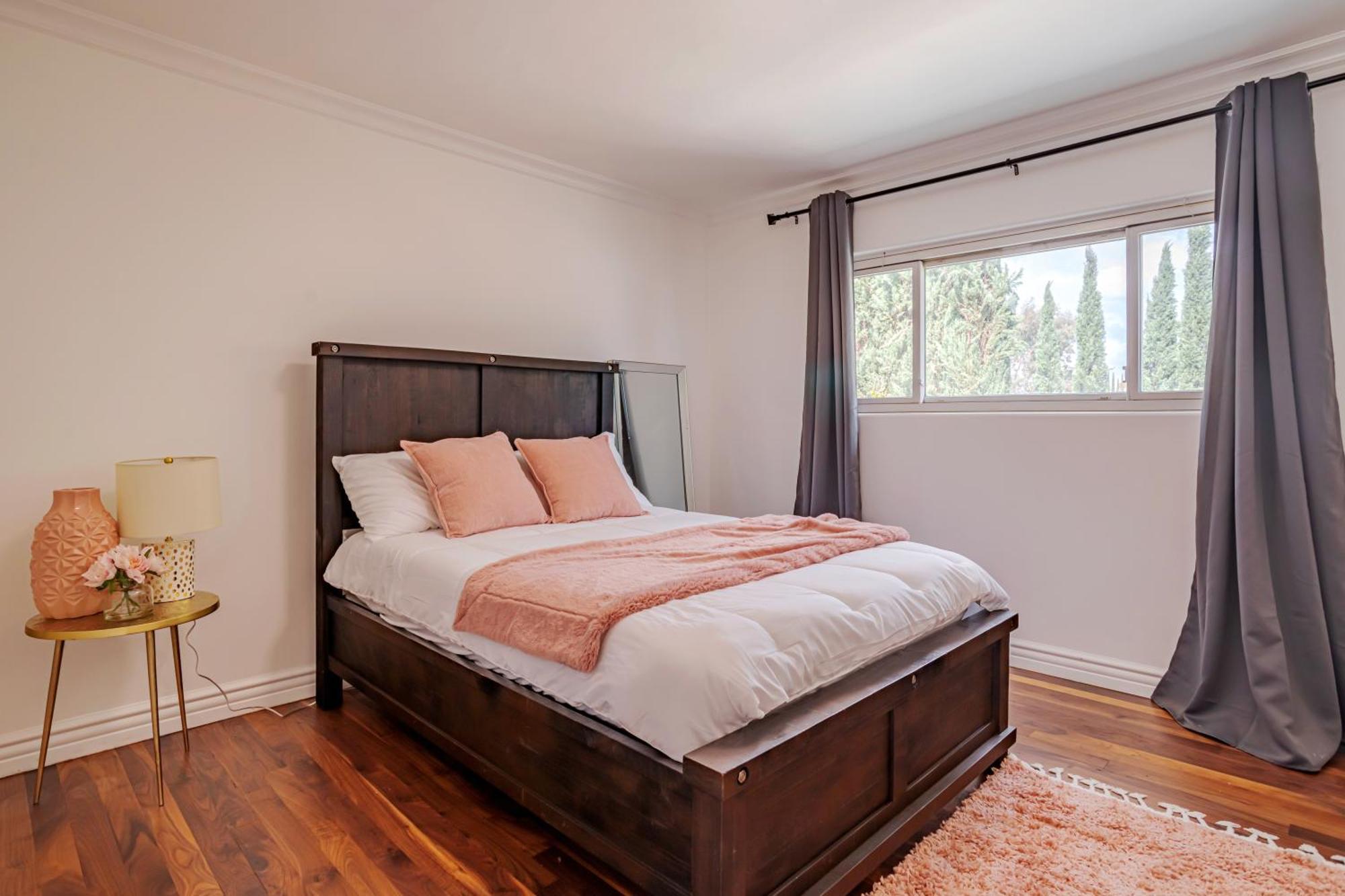 Holiday home Beautiful 5 Bedroom 8 Bed Sleeps Up To 16 With Pool Near Universal Los Angeles