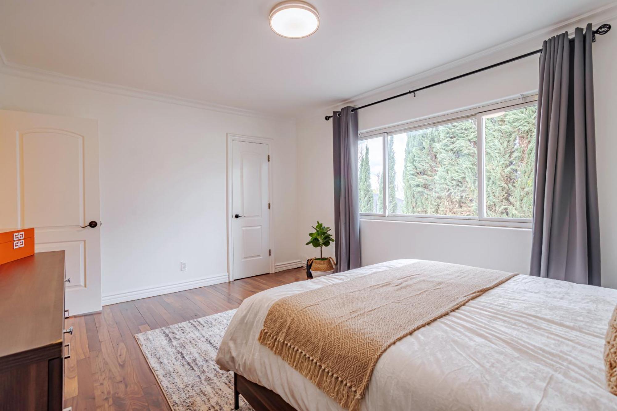 Beautiful 5 Bedroom 8 Bed Sleeps Up To 16 With Pool Near Universal Holiday home Los Angeles