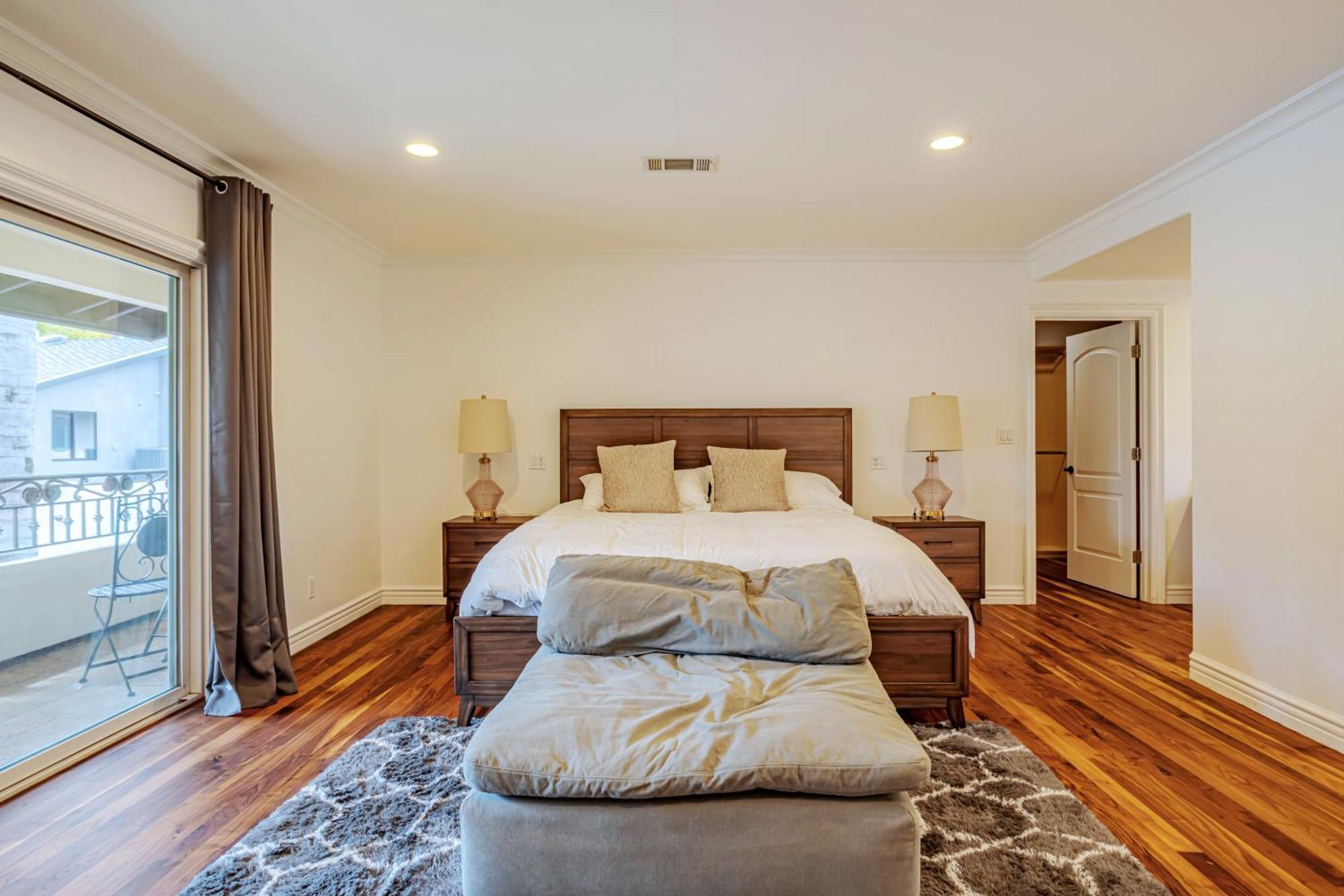 Beautiful 5 Bedroom 8 Bed Sleeps Up To 16 With Pool Near Universal * Los Angeles