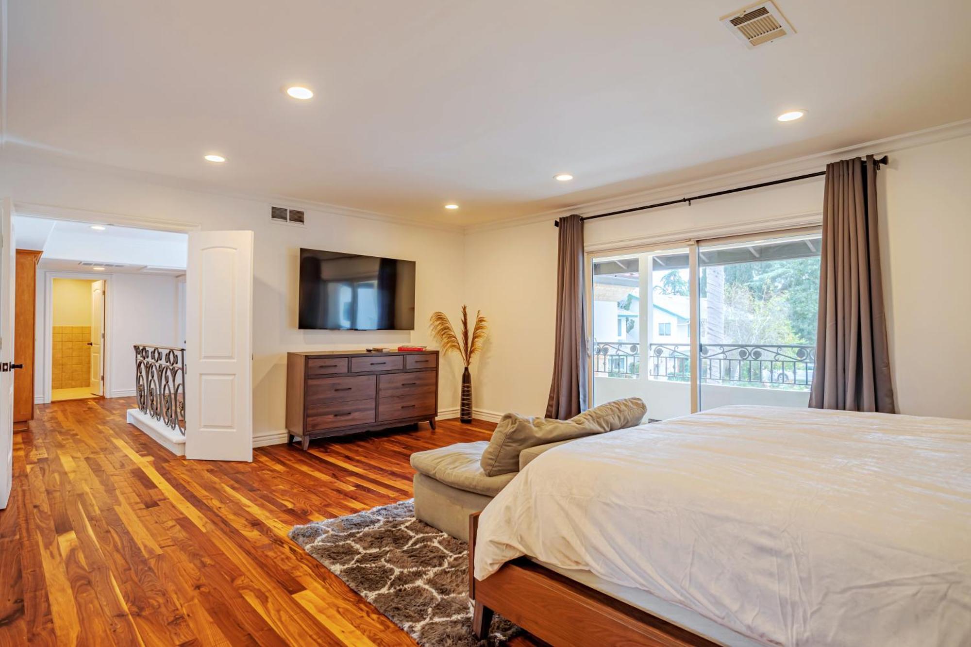 Beautiful 5 Bedroom 8 Bed Sleeps Up To 16 With Pool Near Universal Holiday home Los Angeles