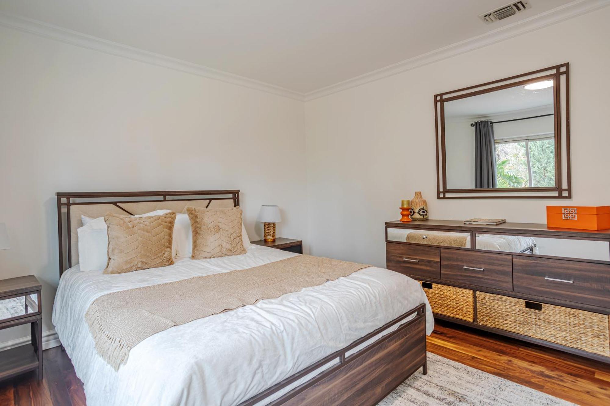 Beautiful 5 Bedroom 8 Bed Sleeps Up To 16 With Pool Near Universal Los Angeles