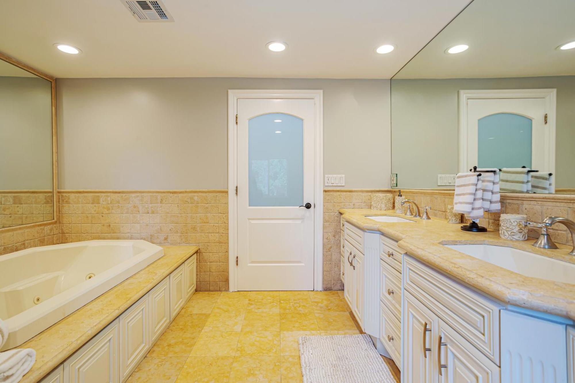 Holiday home Beautiful 5 Bedroom 8 Bed Sleeps Up To 16 With Pool Near Universal Los Angeles