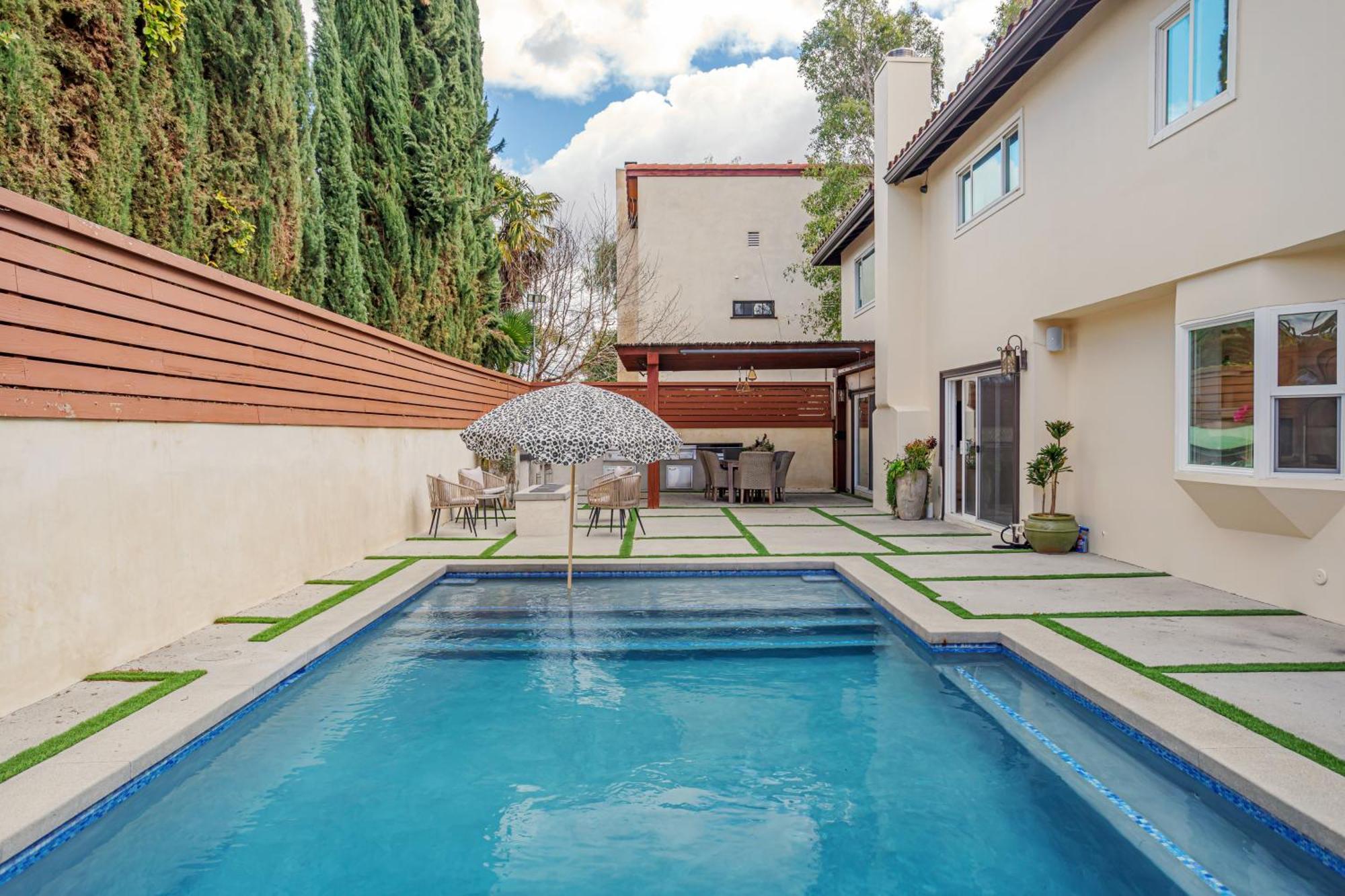 Beautiful 5 Bedroom 8 Bed Sleeps Up To 16 With Pool Near Universal Holiday home Los Angeles