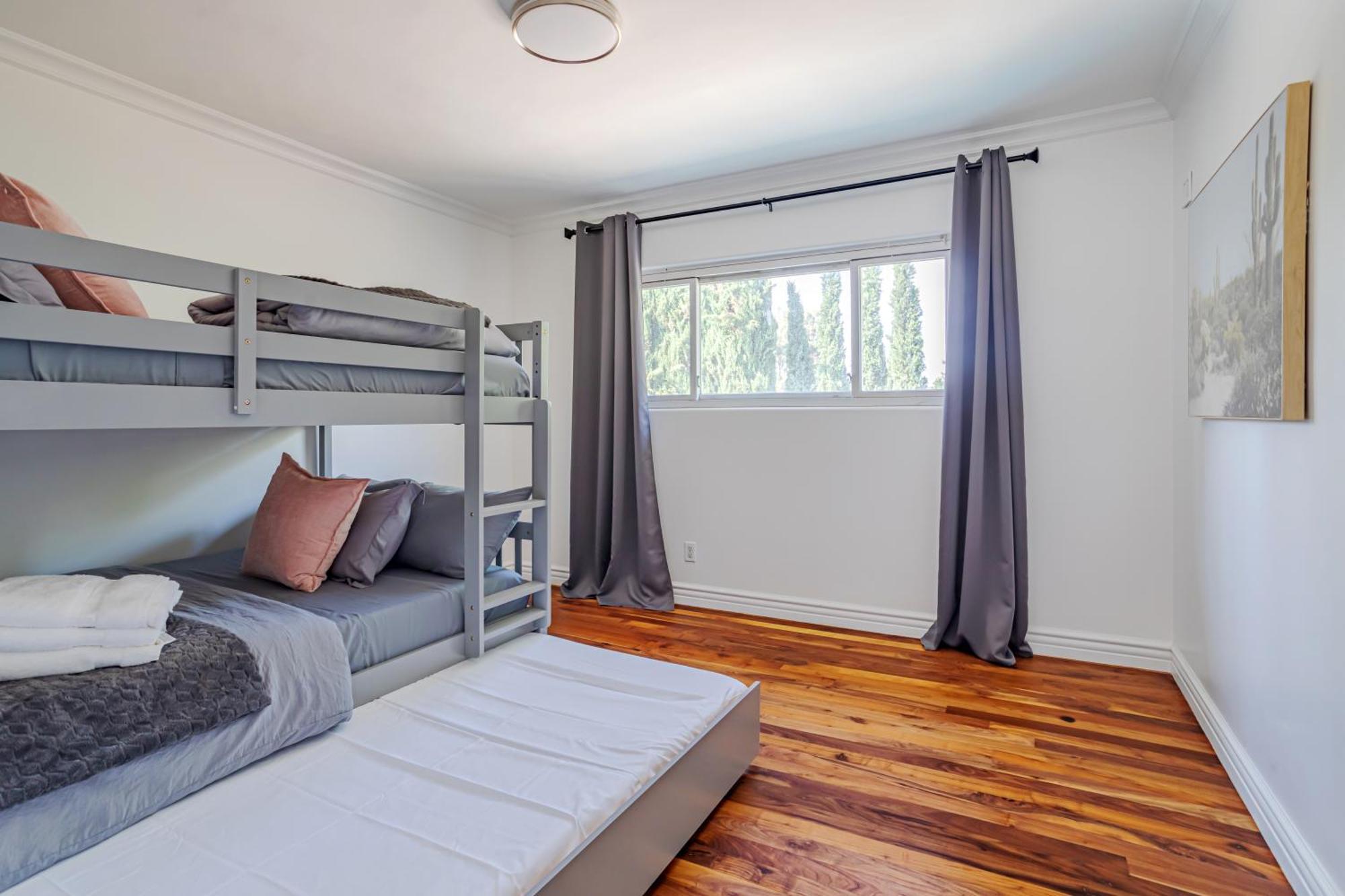 Holiday home Beautiful 5 Bedroom 8 Bed Sleeps Up To 16 With Pool Near Universal