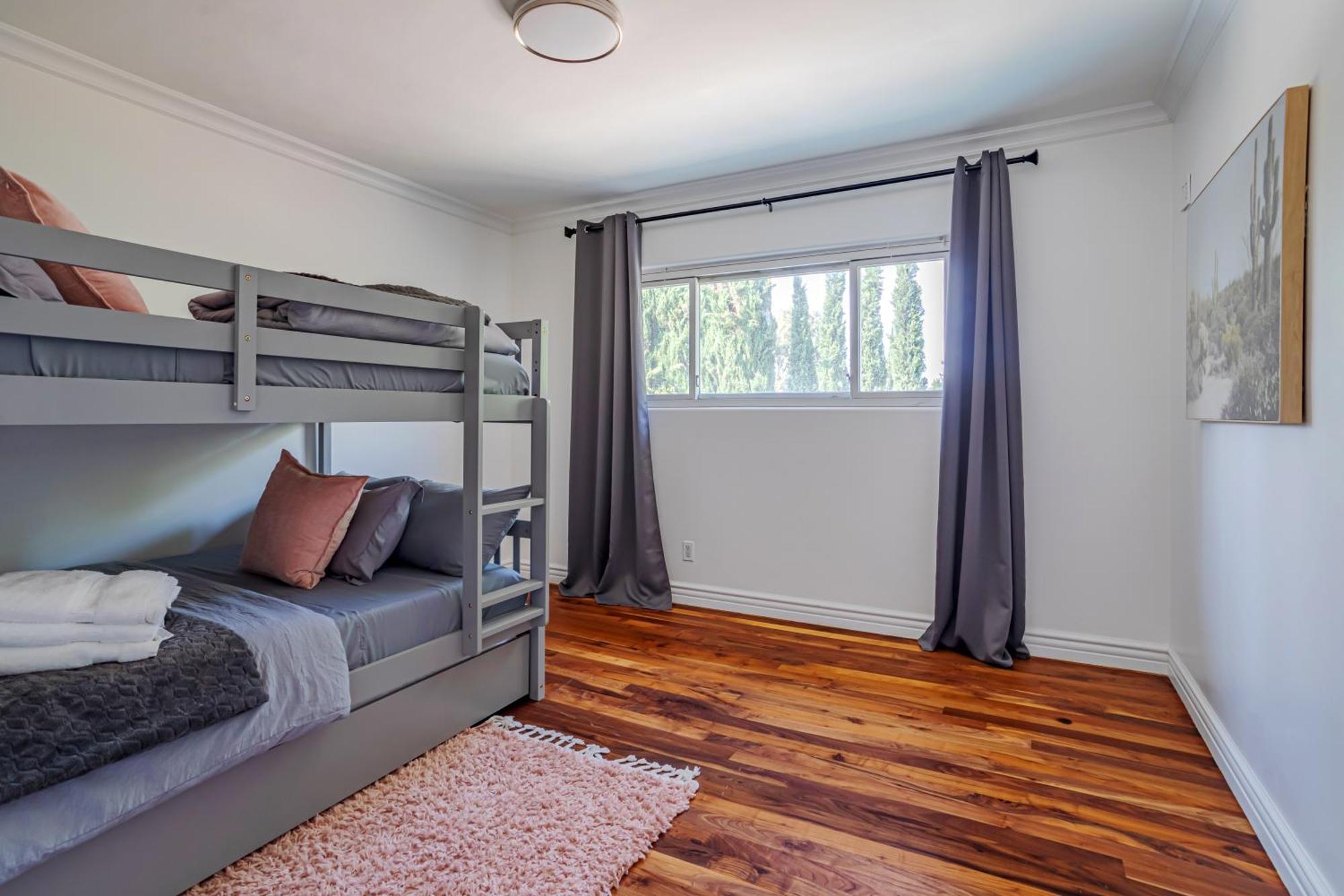 Holiday home Beautiful 5 Bedroom 8 Bed Sleeps Up To 16 With Pool Near Universal Los Angeles