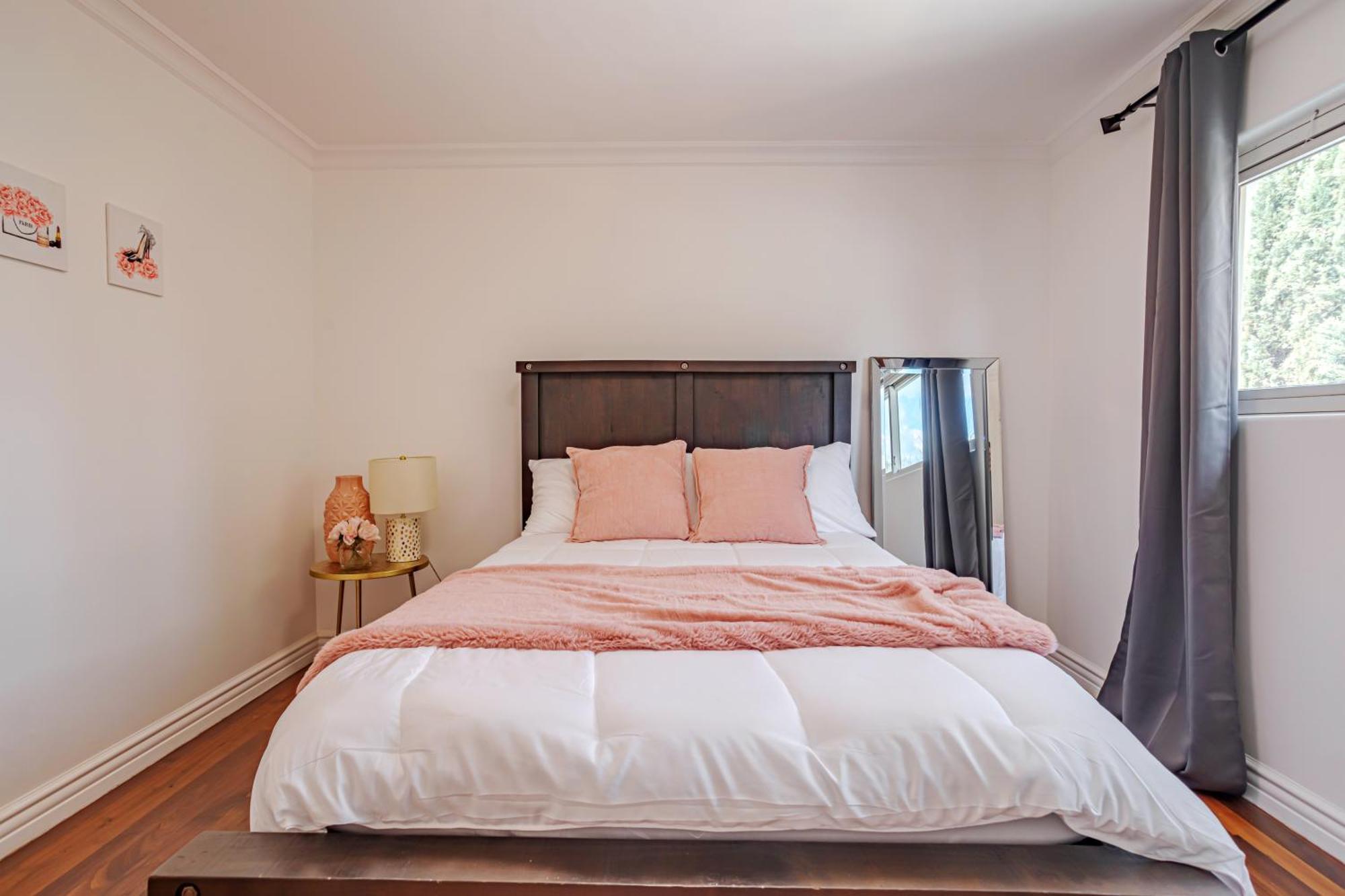 Beautiful 5 Bedroom 8 Bed Sleeps Up To 16 With Pool Near Universal * Los Angeles
