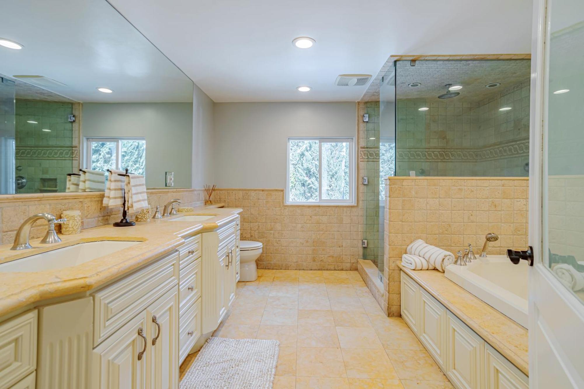 Beautiful 5 Bedroom 8 Bed Sleeps Up To 16 With Pool Near Universal Holiday home Los Angeles