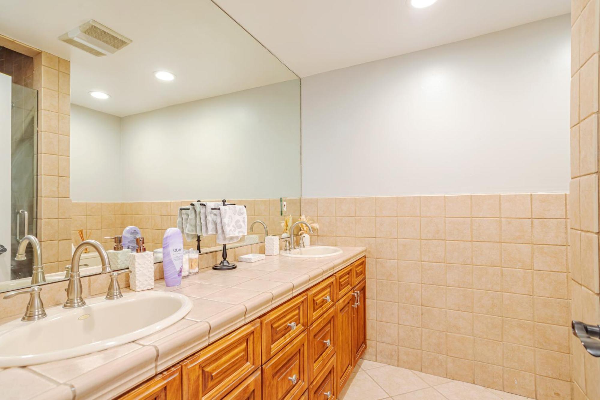 Beautiful 5 Bedroom 8 Bed Sleeps Up To 16 With Pool Near Universal * Los Angeles