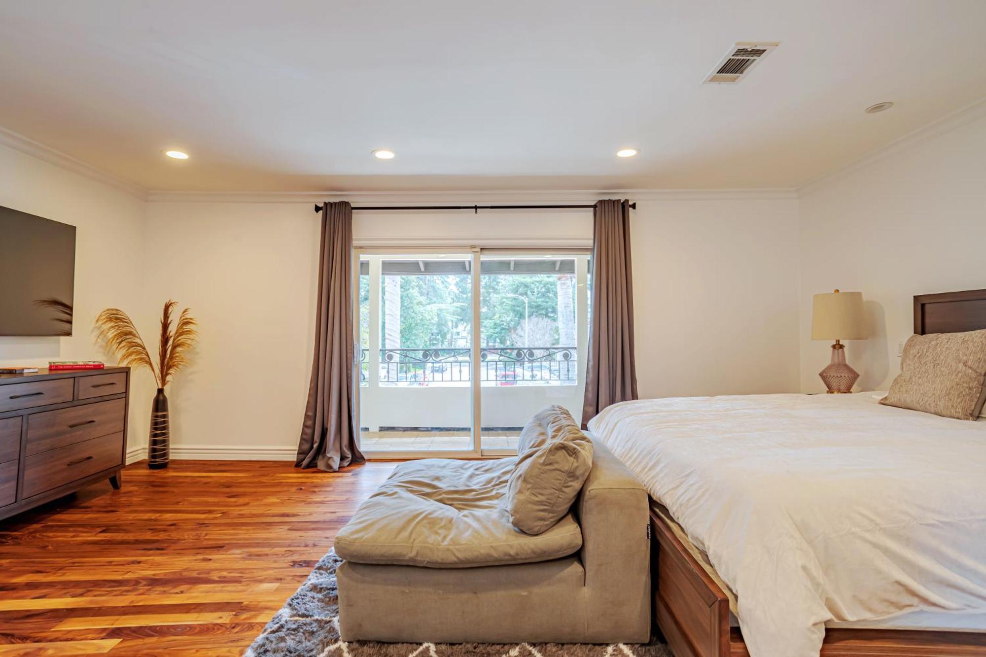 Holiday home Beautiful 5 Bedroom 8 Bed Sleeps Up To 16 With Pool Near Universal Los Angeles