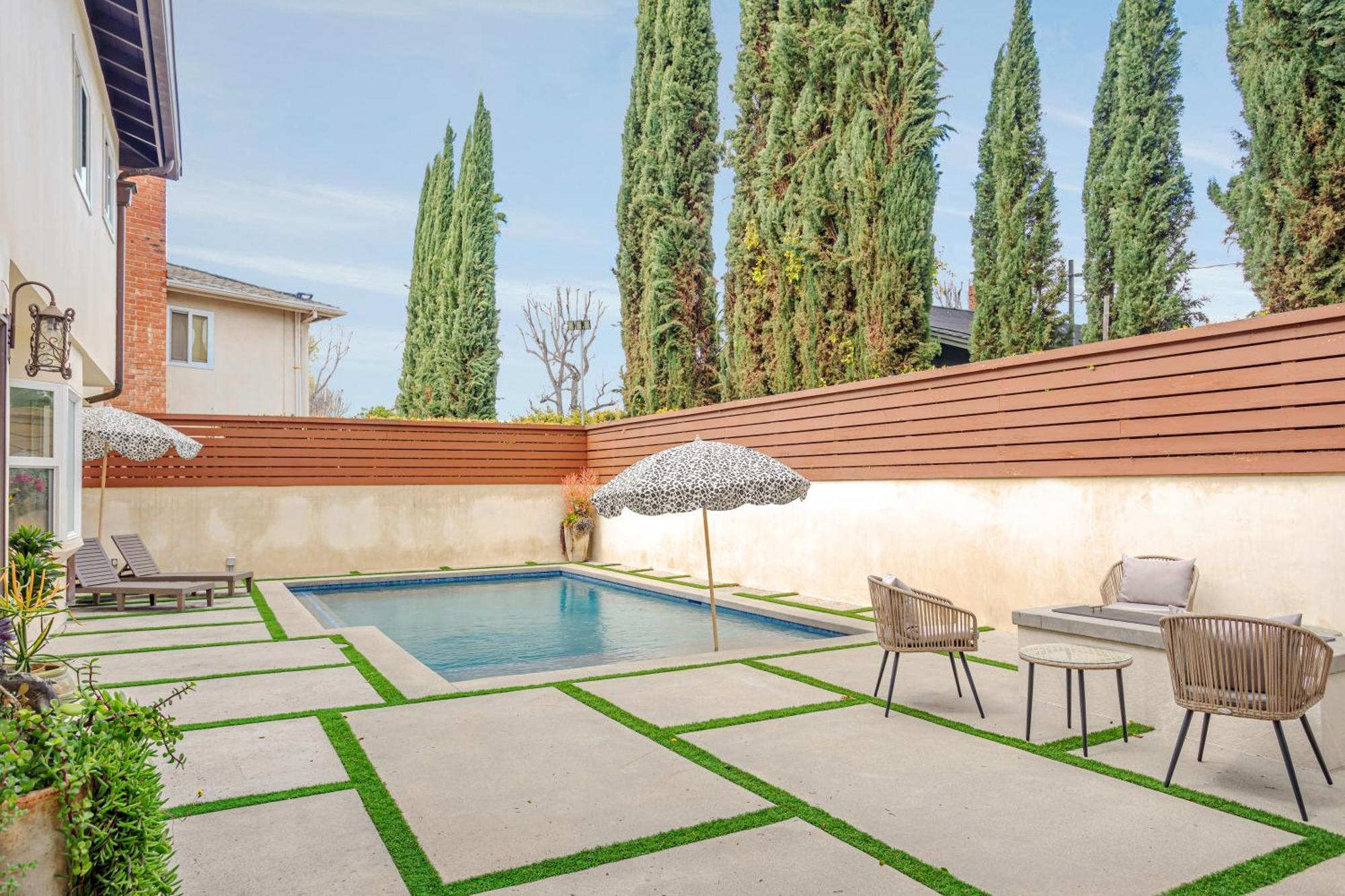 Beautiful 5 Bedroom 8 Bed Sleeps Up To 16 With Pool Near Universal Holiday home