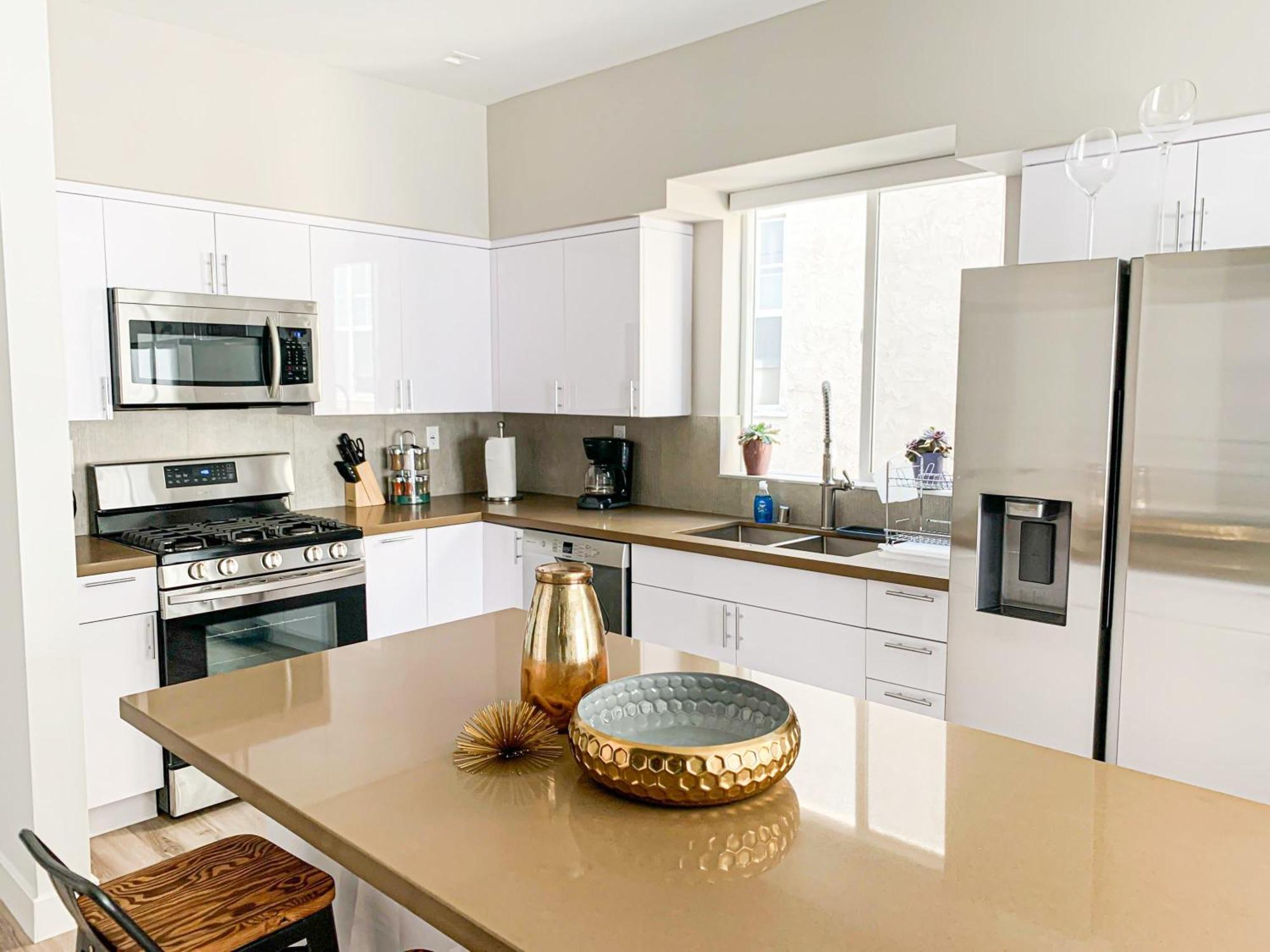 Spacious Townhouse In Mid City - Cr4-win