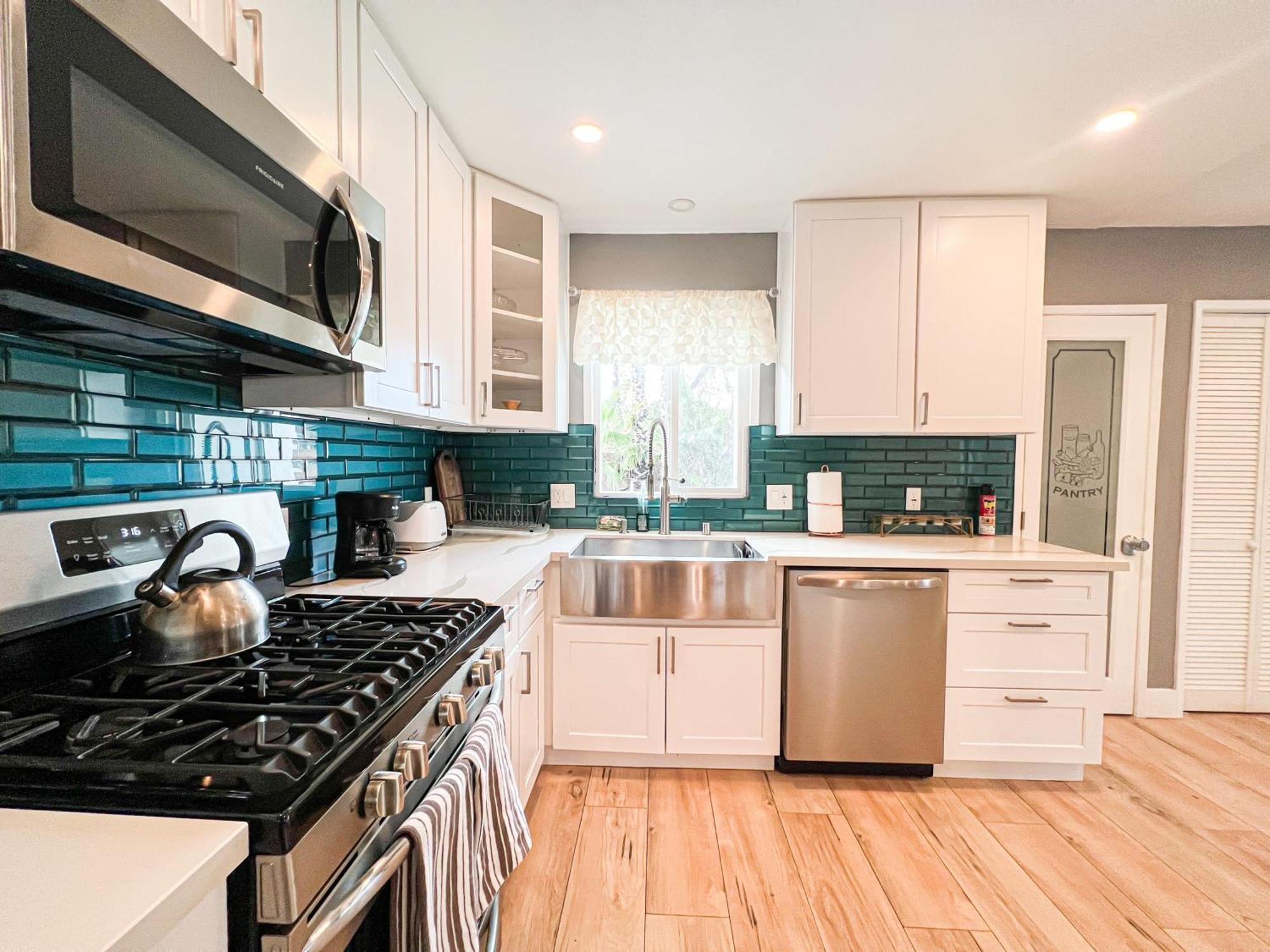Luxurious 4br House With Swimming Pool -fb Holiday home