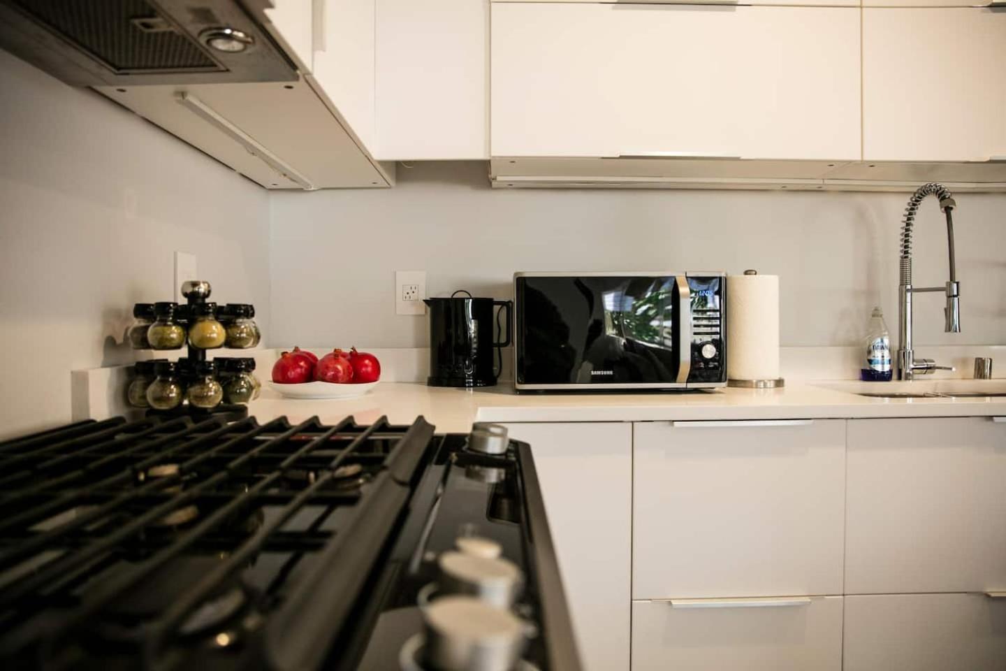 Spacious 2br Unit In An Outstanding Location *