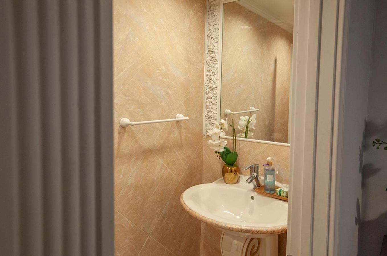Charming Duplex In Sherman Oaks *