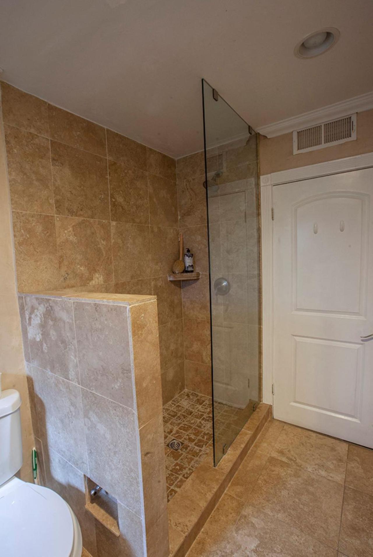Charming Duplex In Sherman Oaks *