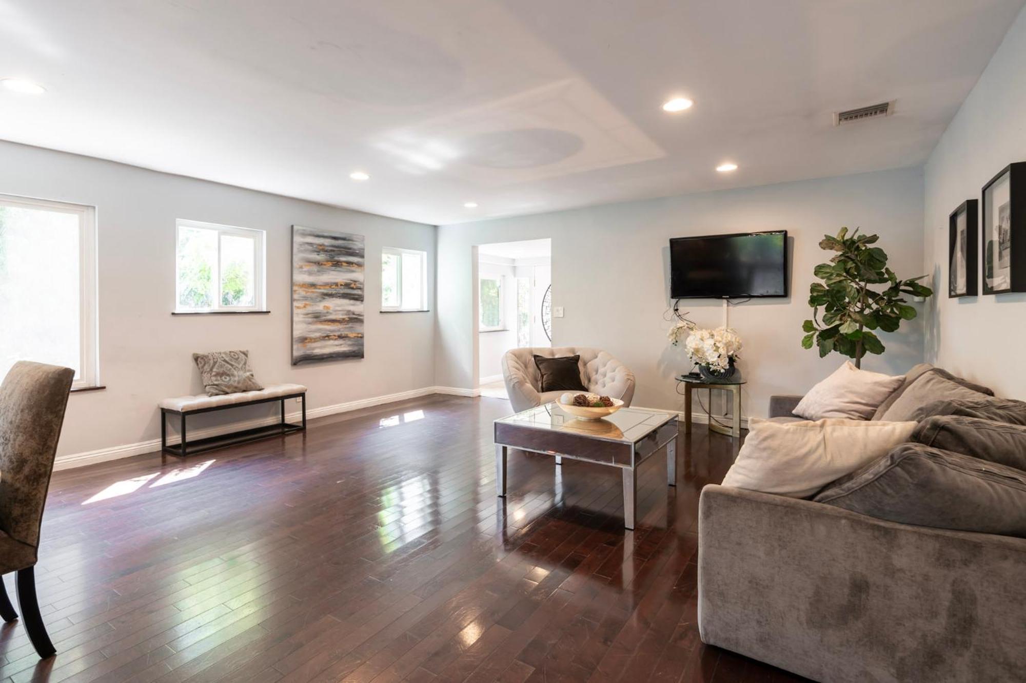 Charming Duplex In Sherman Oaks Holiday home *