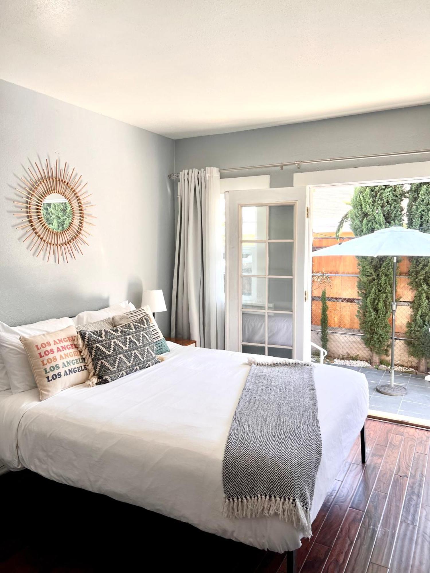 Hollywood House With Parking - Walk To Attractions Holiday home