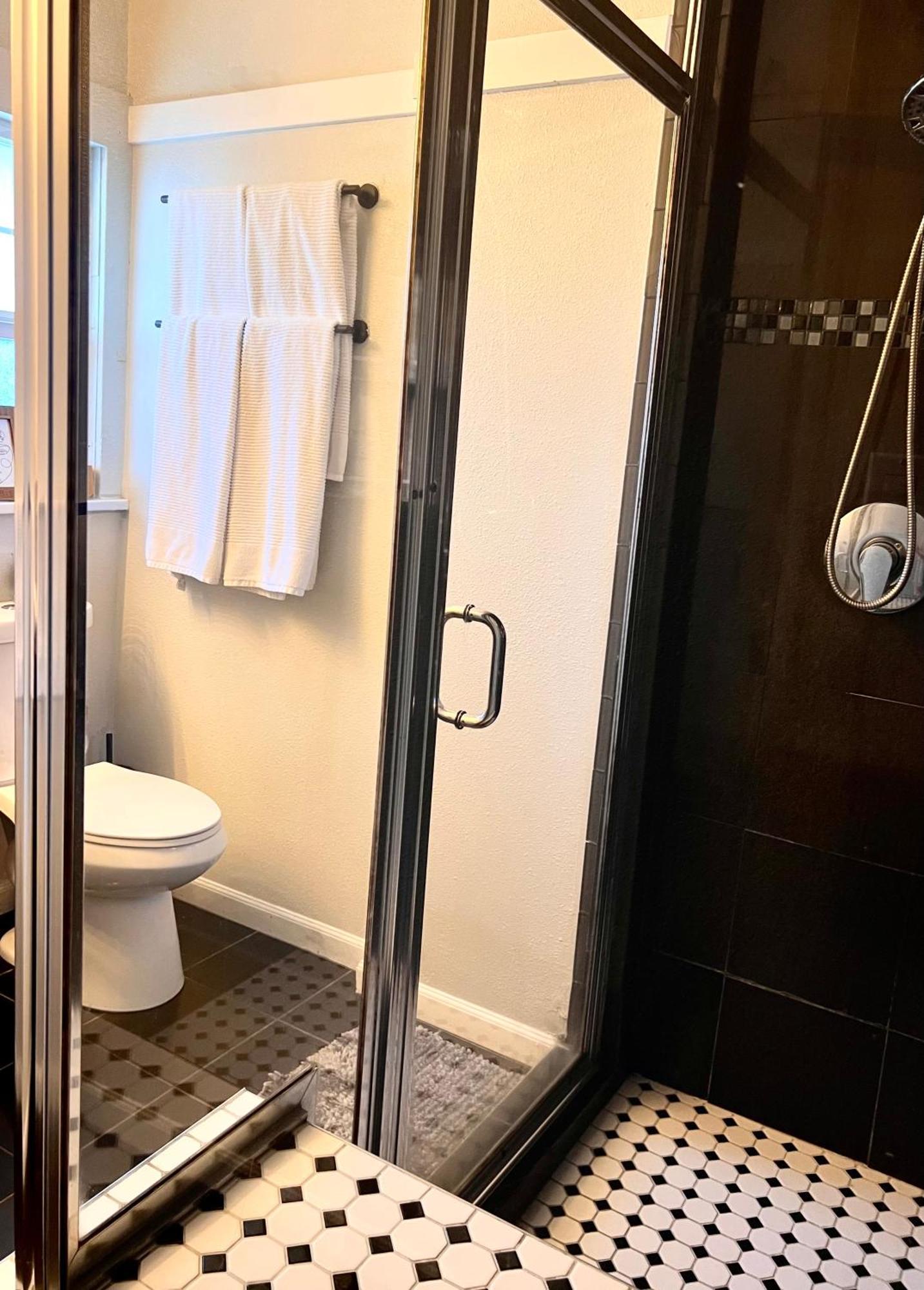 Hollywood House With Parking - Walk To Attractions Holiday home *