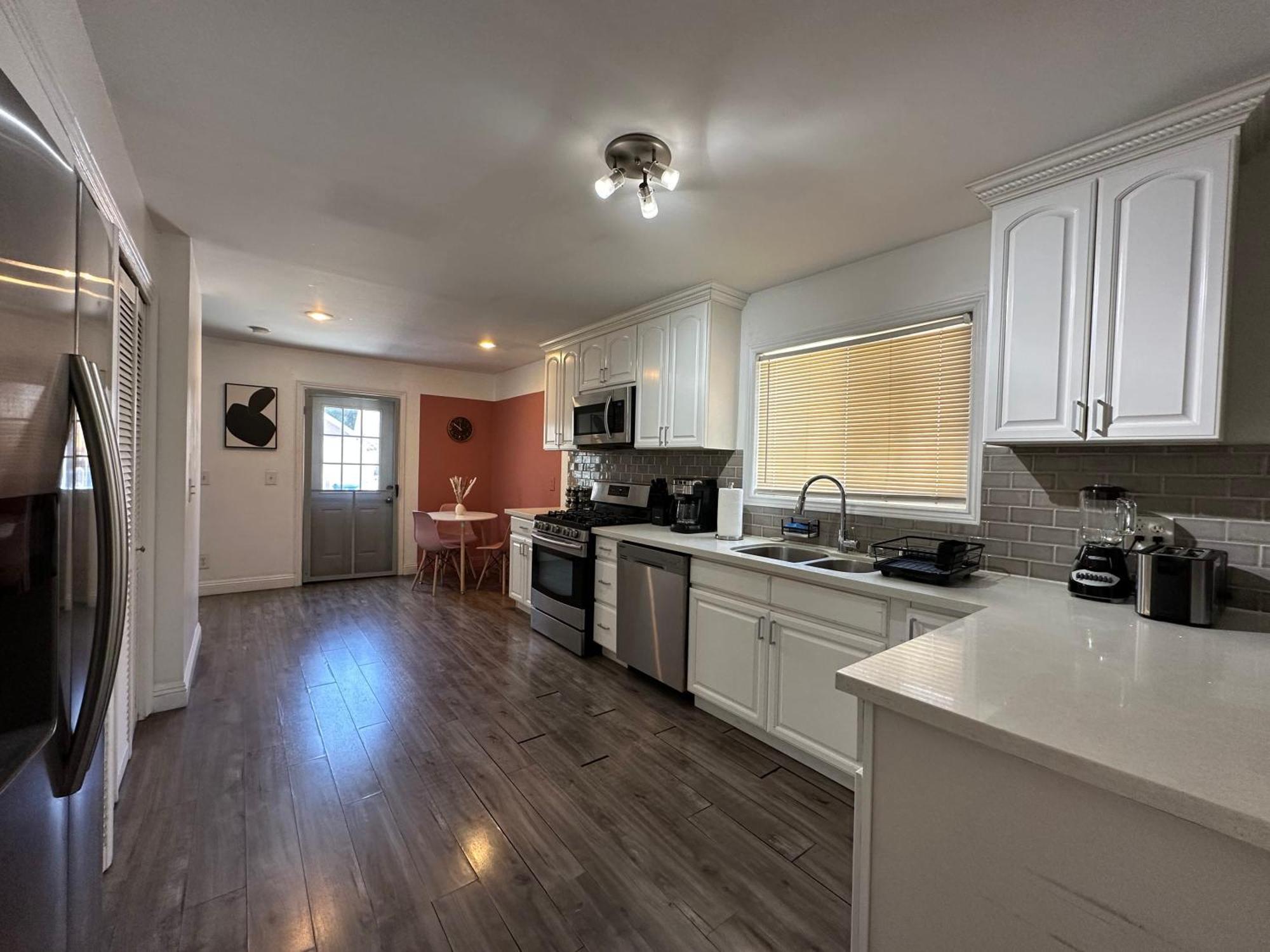 Charming 4 Bedroom Oasis In - Rog-ct Los Angeles