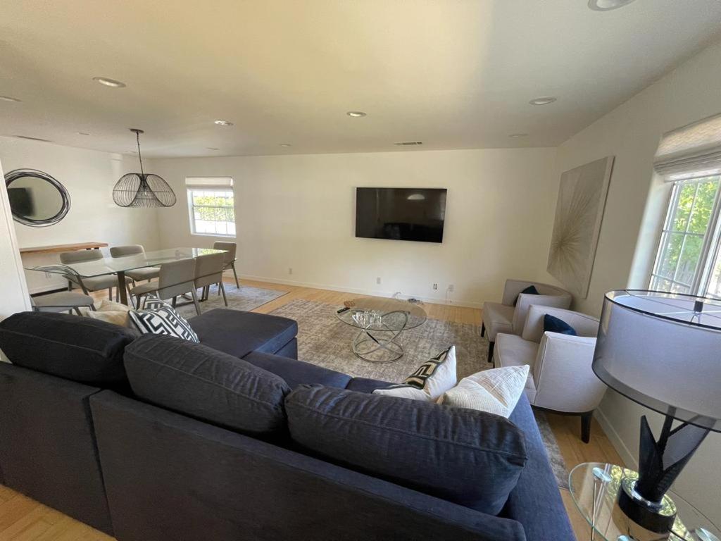 Homestay Charming Bright Traditional In Sherman Oaks *