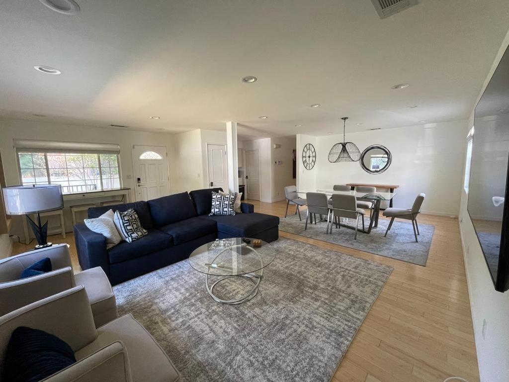 Charming Bright Traditional In Sherman Oaks Homestay