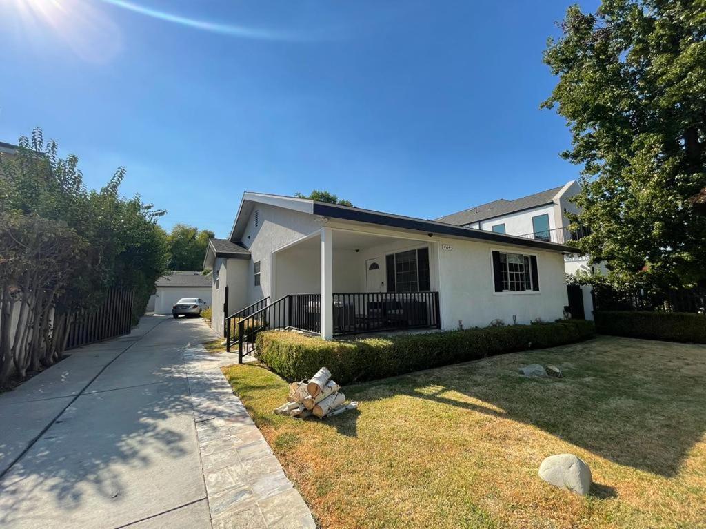 Charming Bright Traditional In Sherman Oaks Homestay