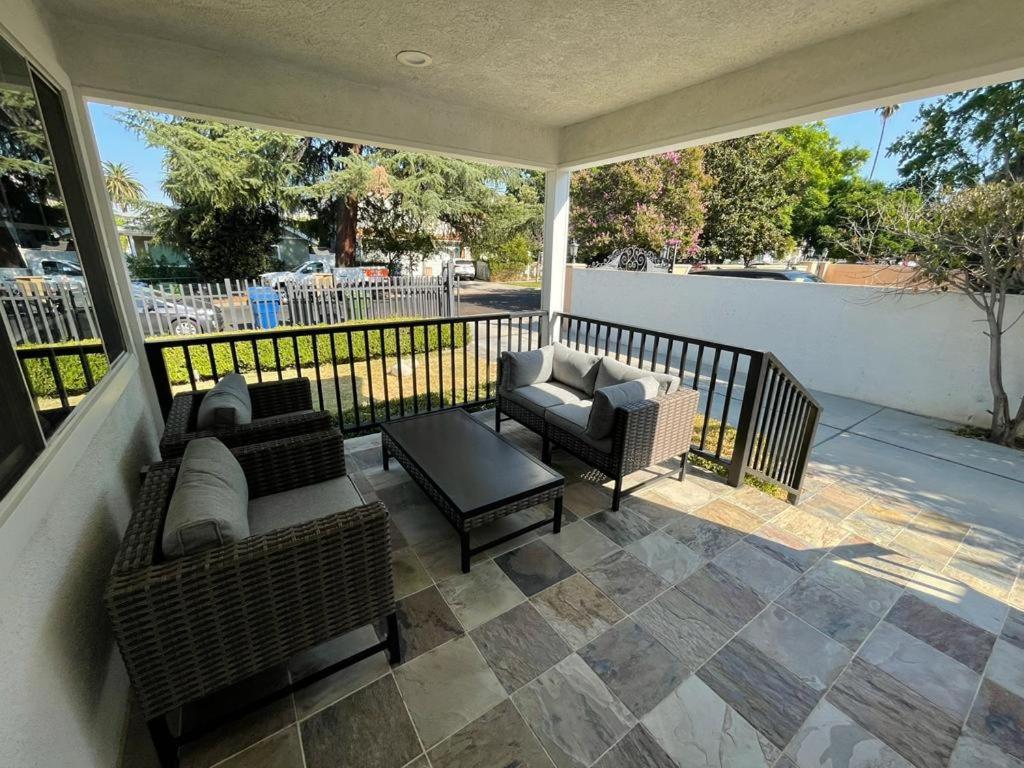 Charming Bright Traditional In Sherman Oaks Homestay