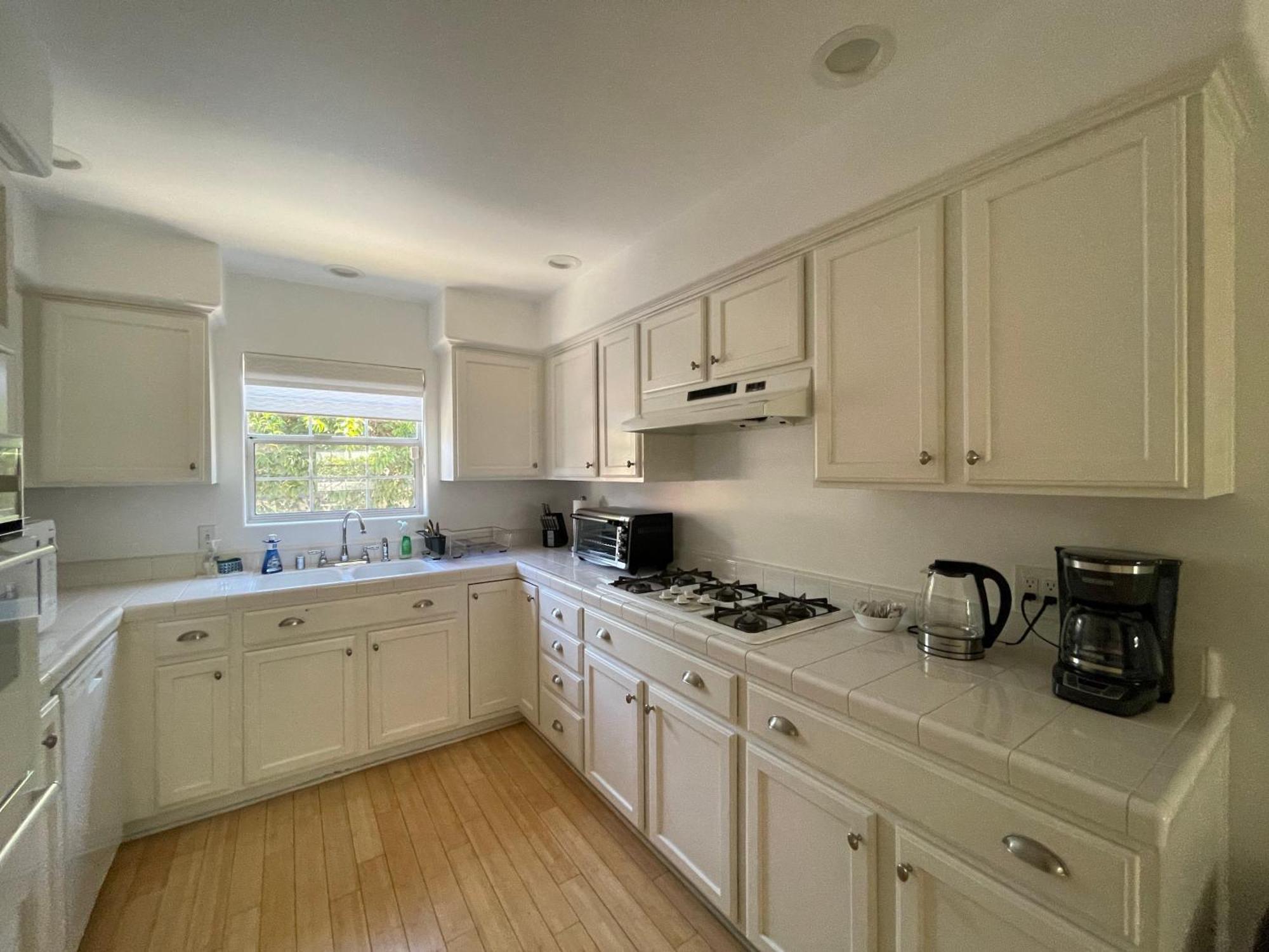 Charming Bright Traditional In Sherman Oaks Homestay