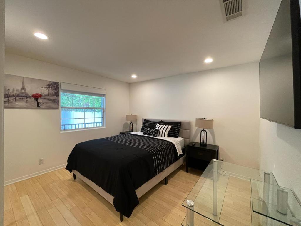 Charming Bright Traditional In Sherman Oaks * Los Angeles