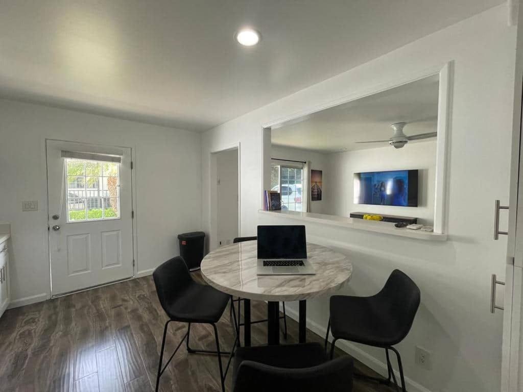 Charming Bright Traditional In Sherman Oaks Homestay Los Angeles