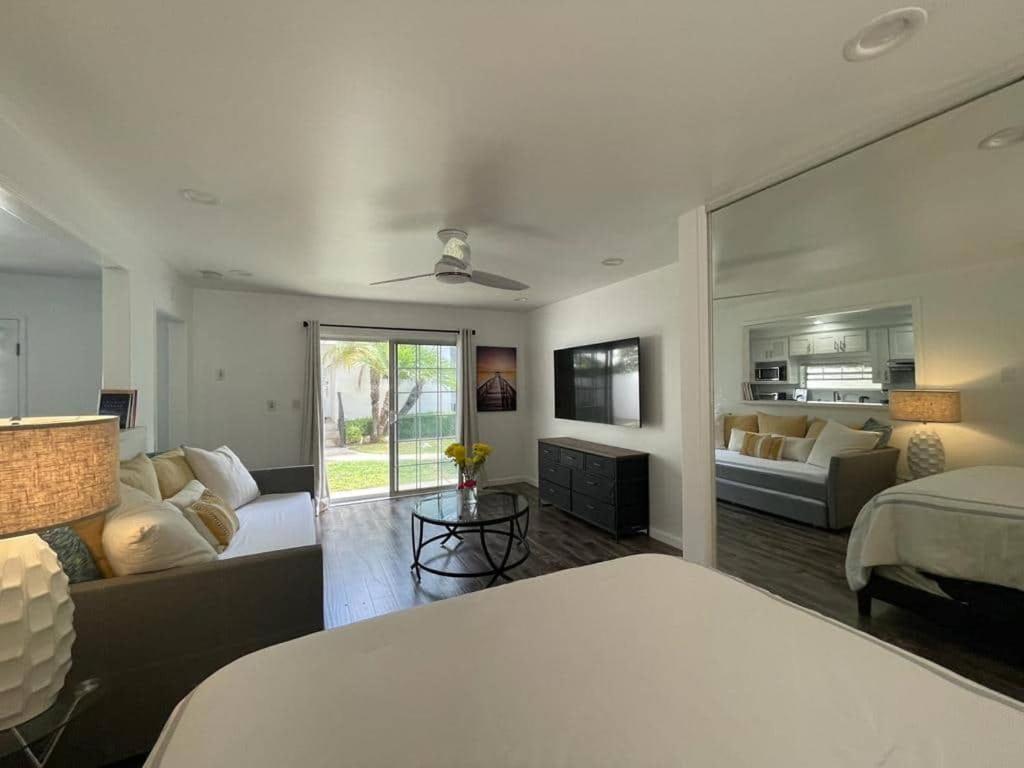 Charming Bright Traditional In Sherman Oaks *