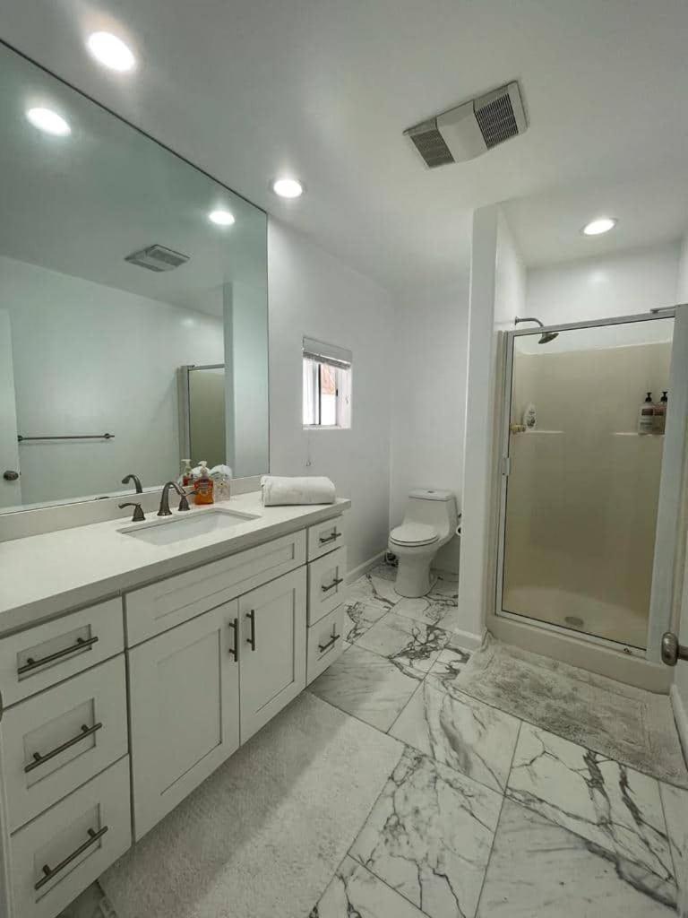 Homestay Charming Bright Traditional In Sherman Oaks