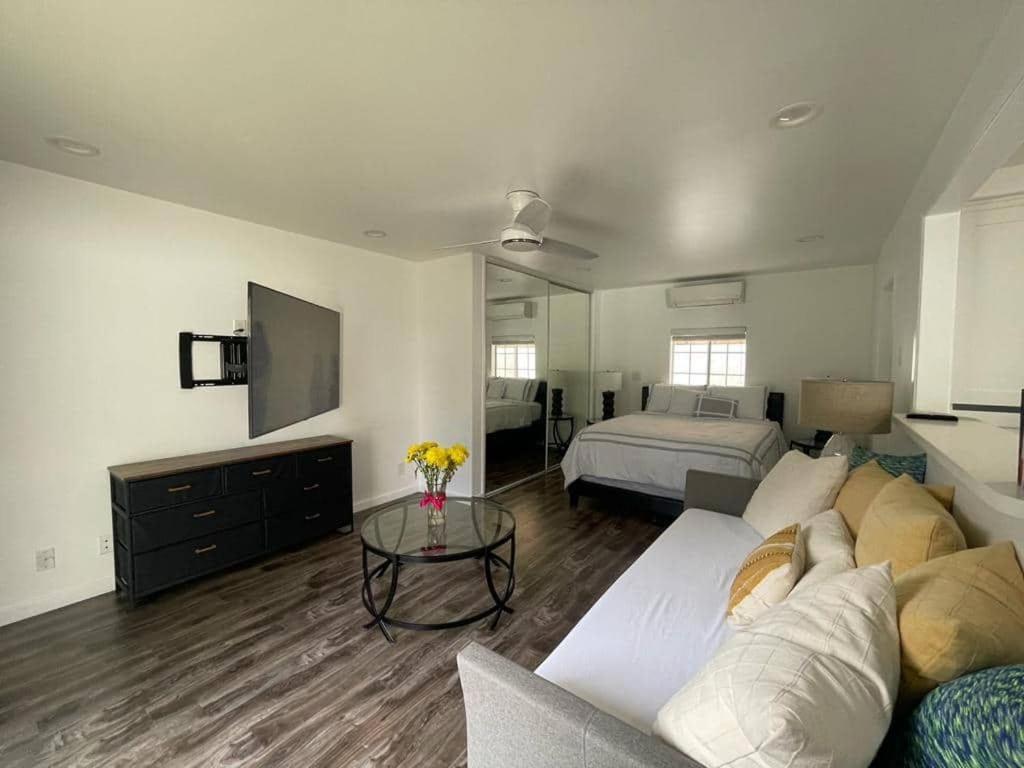 Charming Bright Traditional In Sherman Oaks * Los Angeles