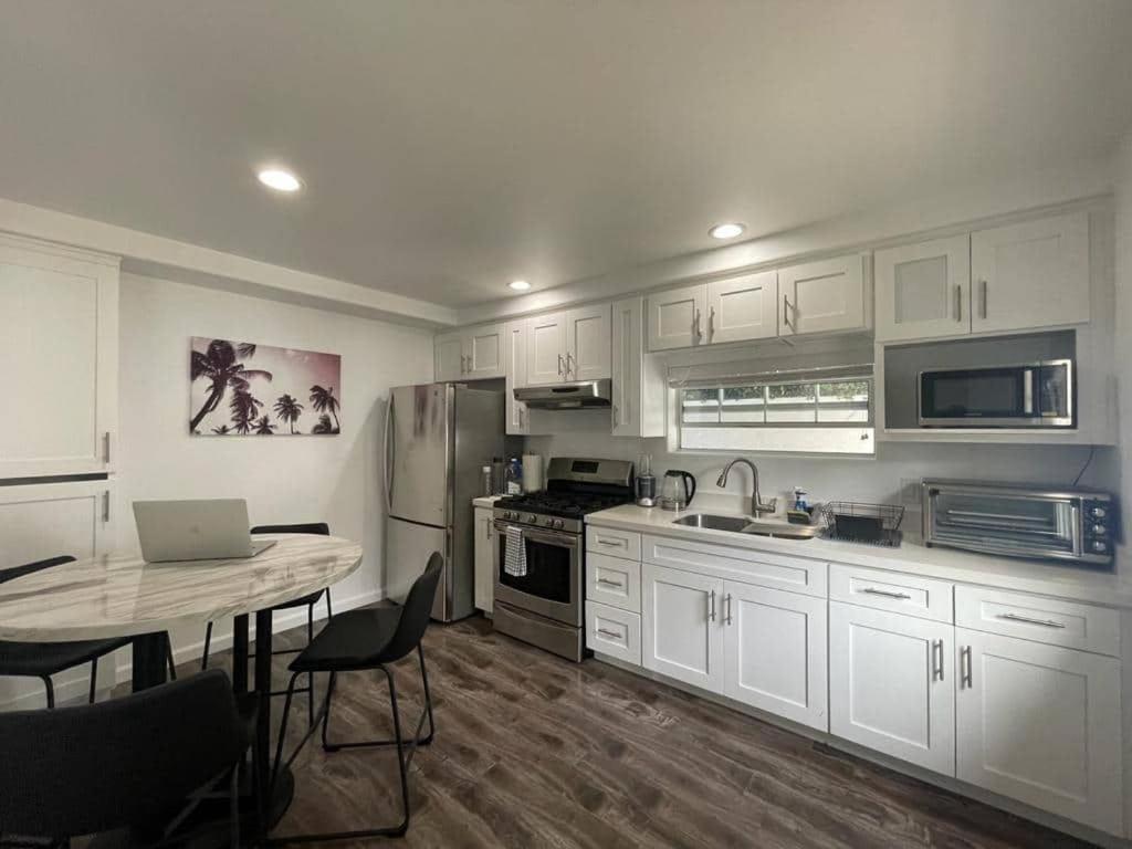 Charming Bright Traditional In Sherman Oaks * Los Angeles