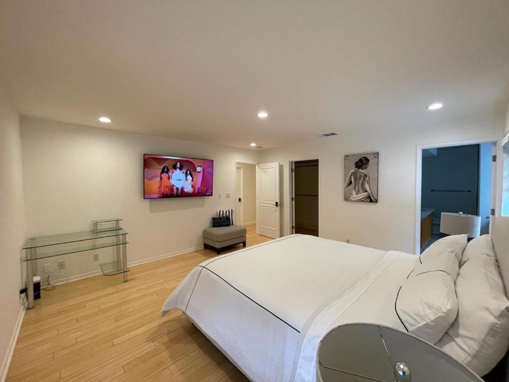 Homestay Charming Bright Traditional In Sherman Oaks