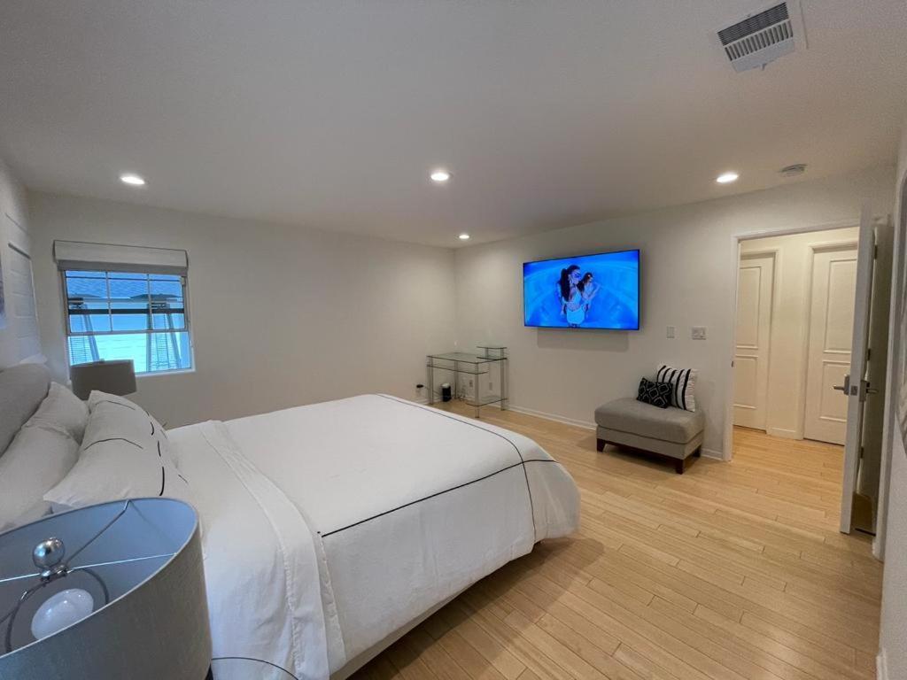 Charming Bright Traditional In Sherman Oaks *