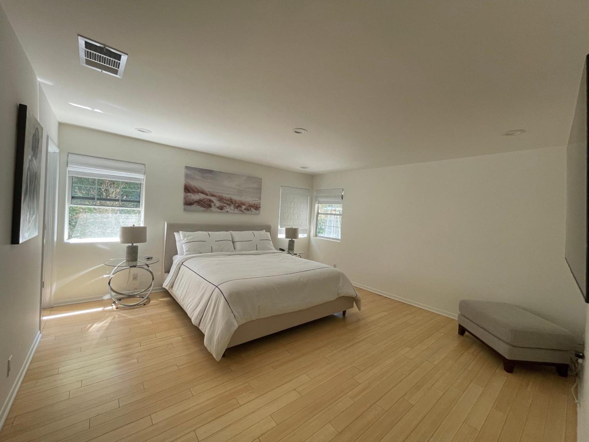 Charming Bright Traditional In Sherman Oaks *