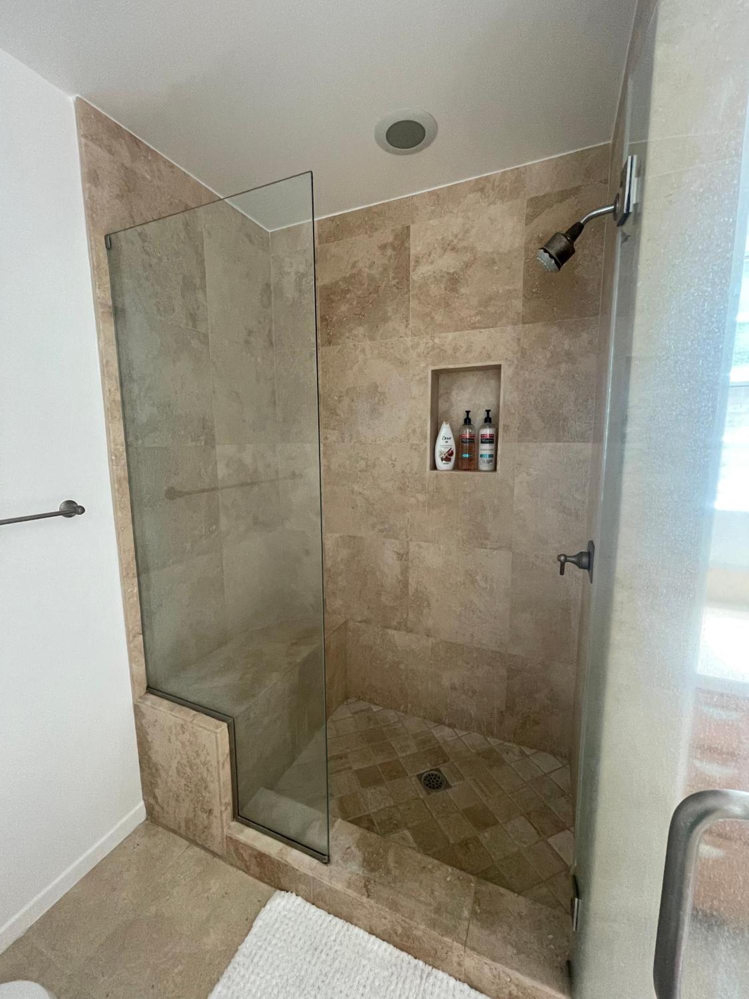 Charming Bright Traditional In Sherman Oaks Homestay