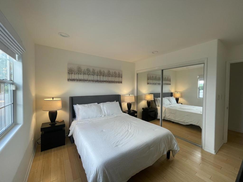 Charming Bright Traditional In Sherman Oaks Homestay