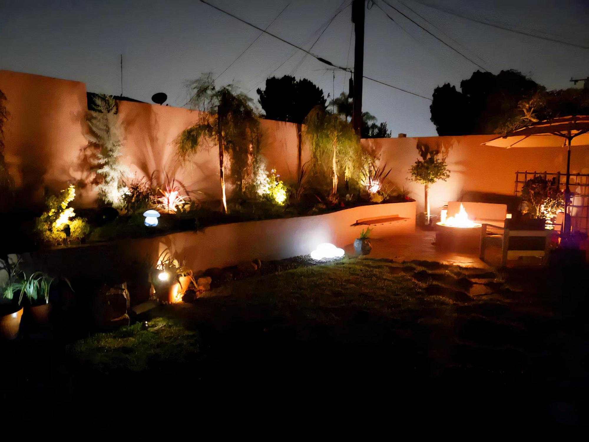 Stunning, Quiet Pvt Luxe Home! King Bed, Jacuzzi, Fire Pit, Bbq! Beautiful!