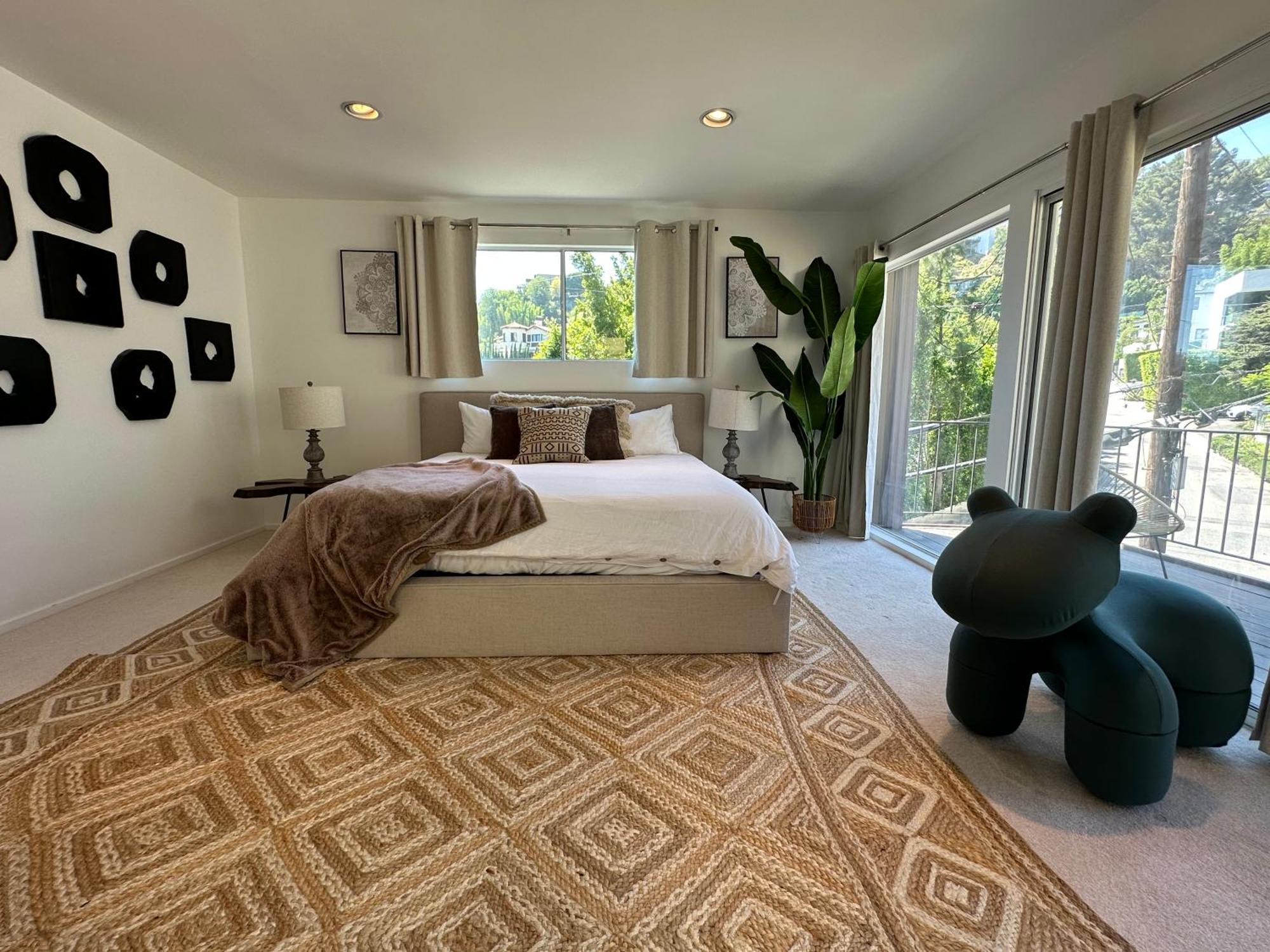 Urban Oasis: Stylish Mid-century In Weho Holiday home Los Angeles