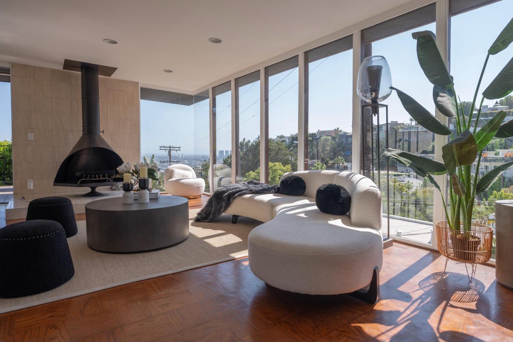 Urban Oasis: Stylish Mid-century In Weho Holiday home Los Angeles