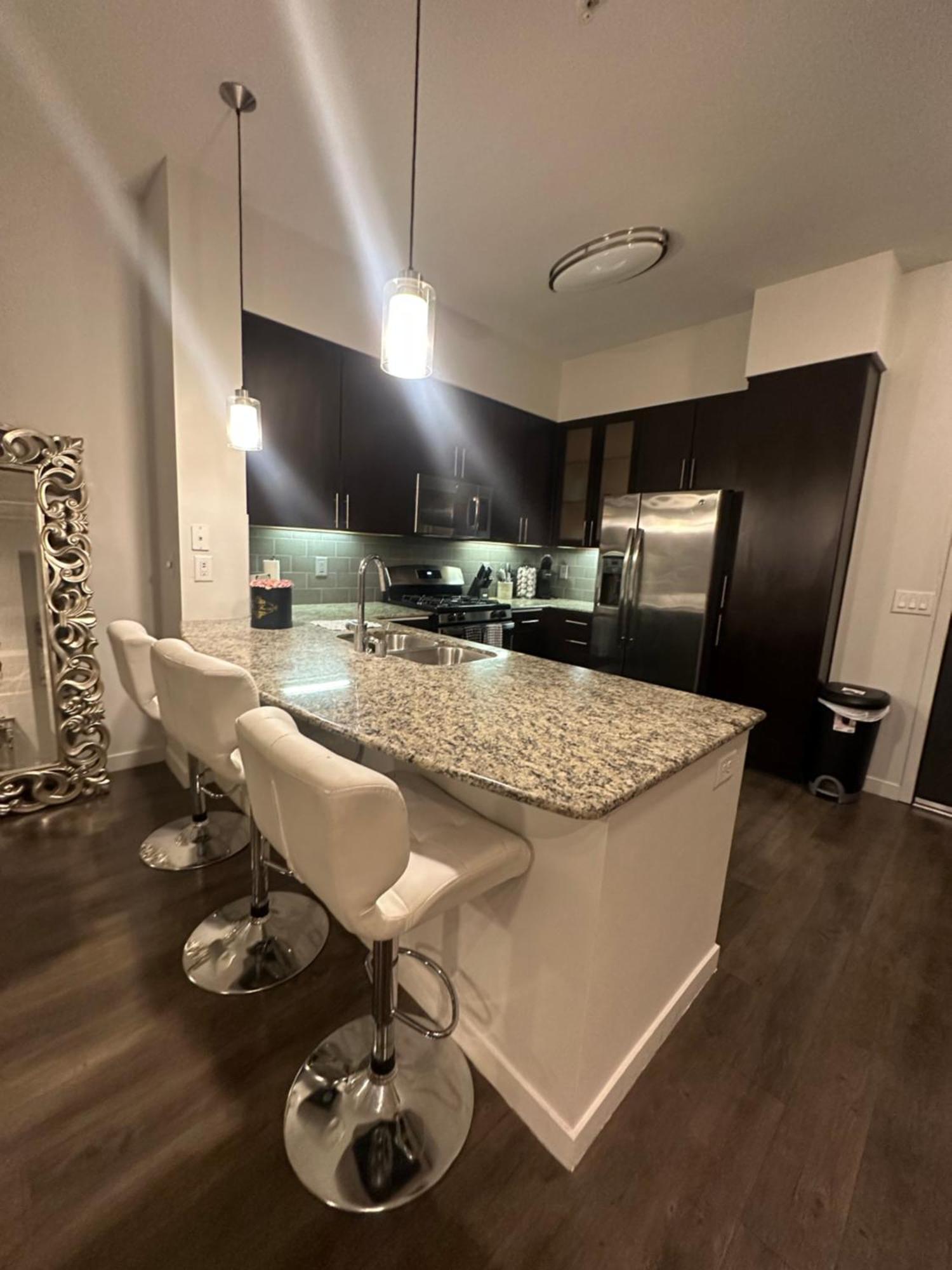 A-class Luxury 2 Bedrooms Apt In Woodland Hills Ca