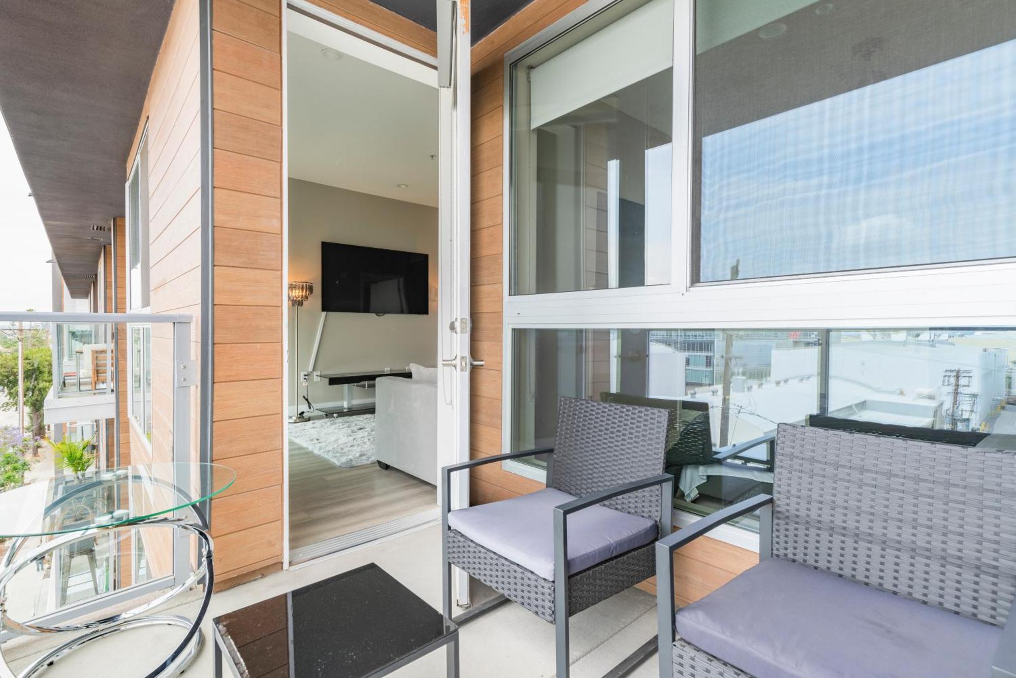 2br New Construction Modern Luxury Views, Pool & Patio Apartment Los Angeles