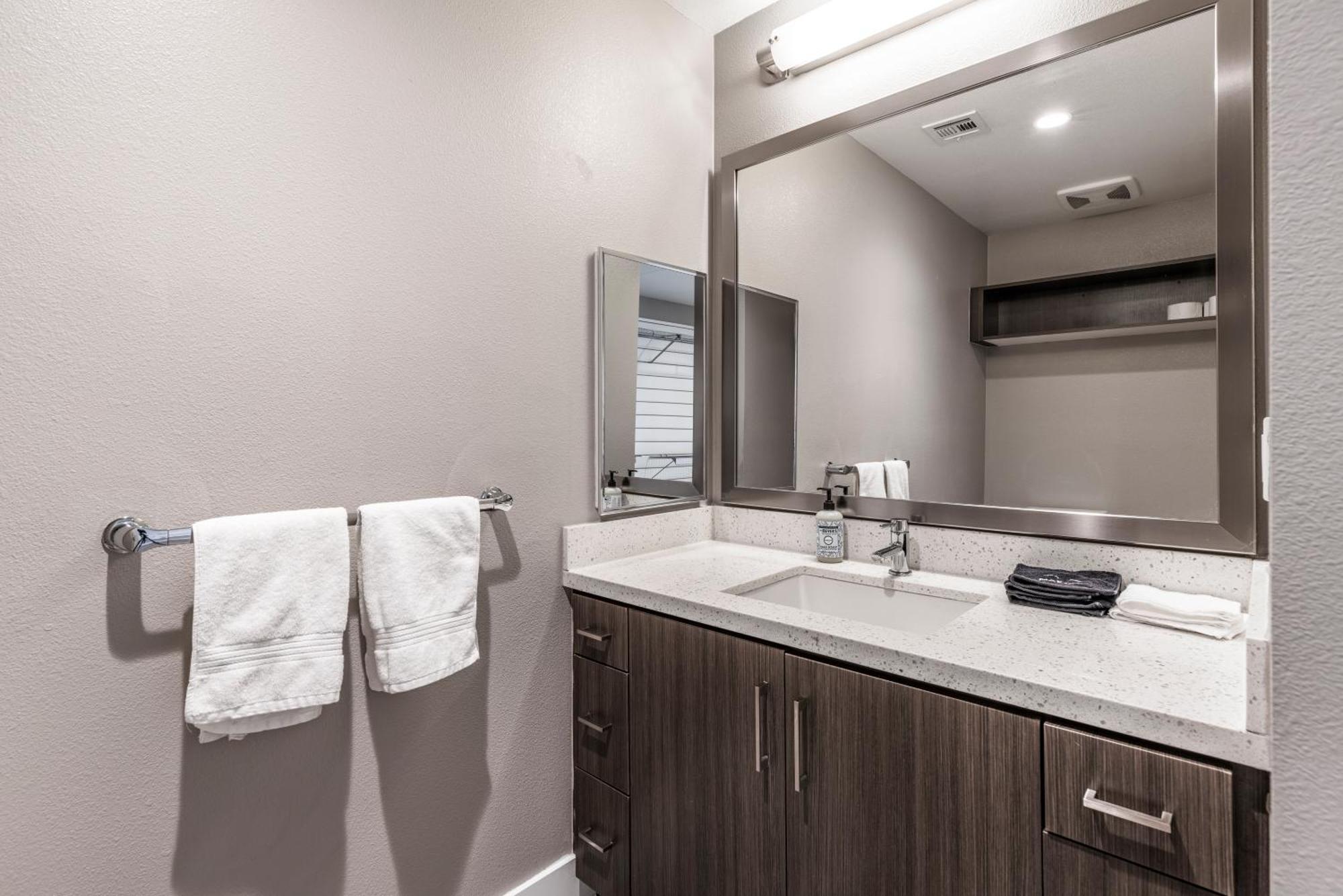 Apartment 2br New Construction Modern Luxury Views, Pool & Patio