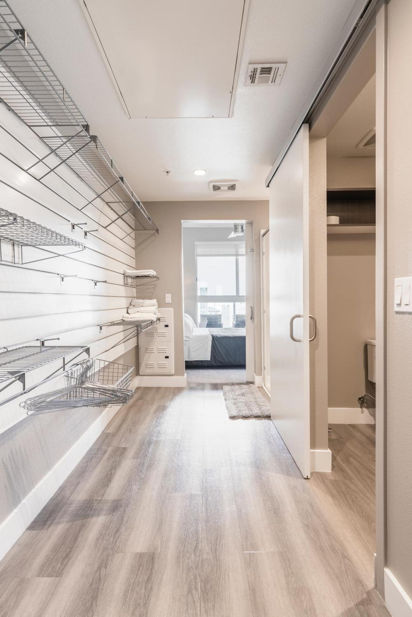 2br New Construction Modern Luxury Views, Pool & Patio Apartment