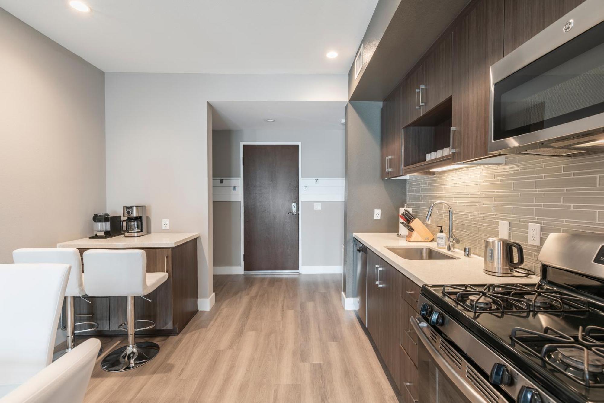 Apartment 2br New Construction Modern Luxury Views, Pool & Patio *