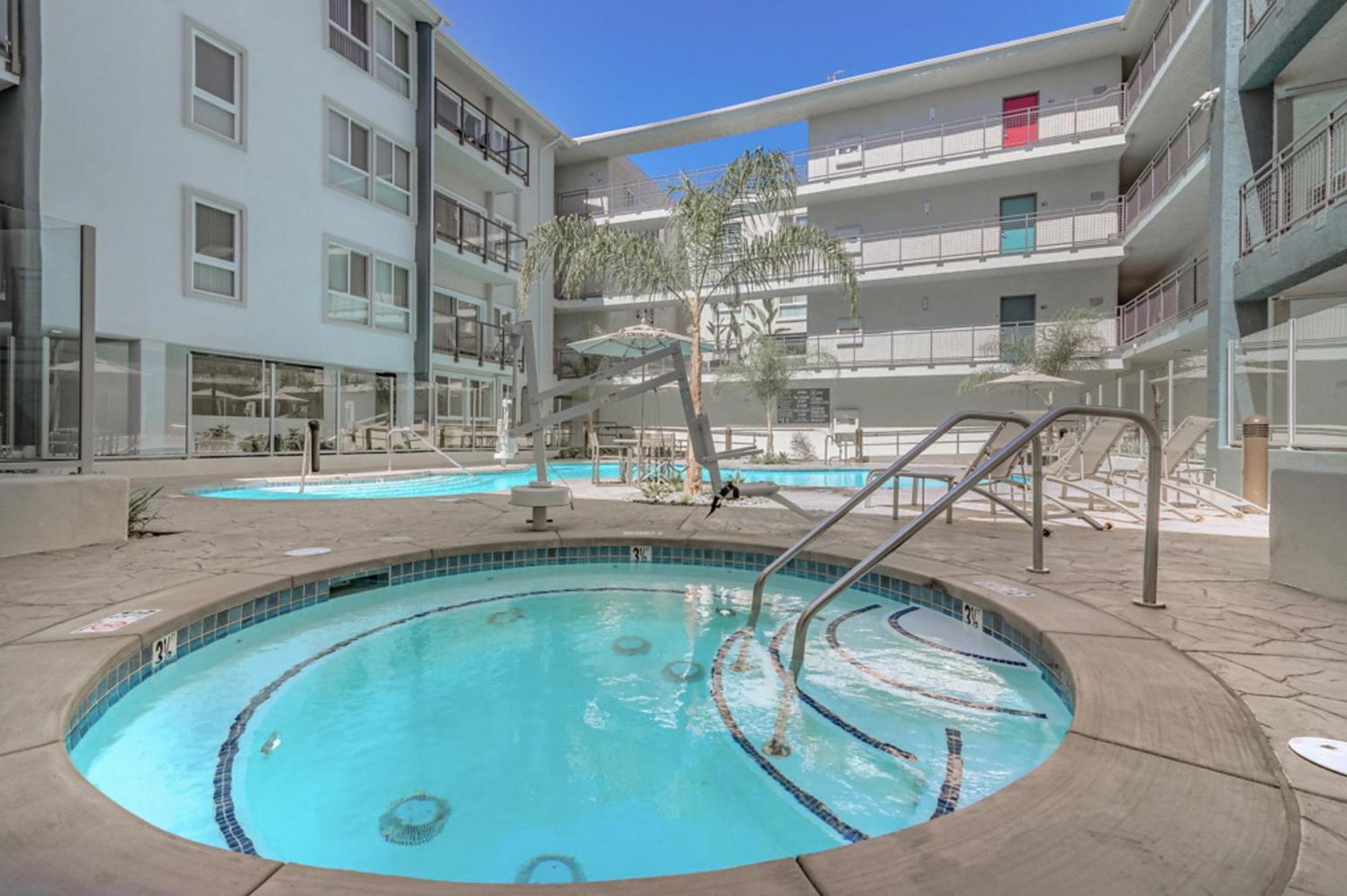Apartment Lux Oasis In West Hollywood, Free Parking & Swimming Pool