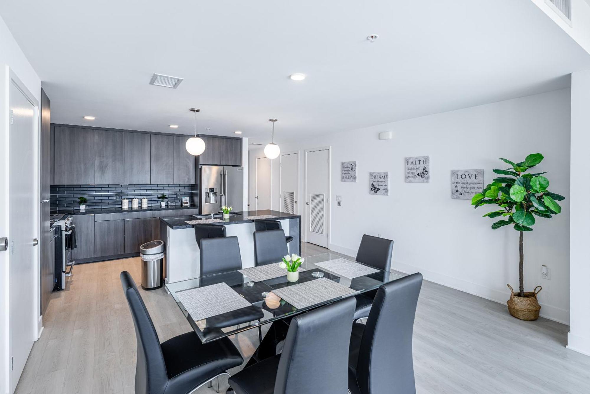 Top Floor 3 Bed 3 Bath Penthouse Living In Luxury Apartment *